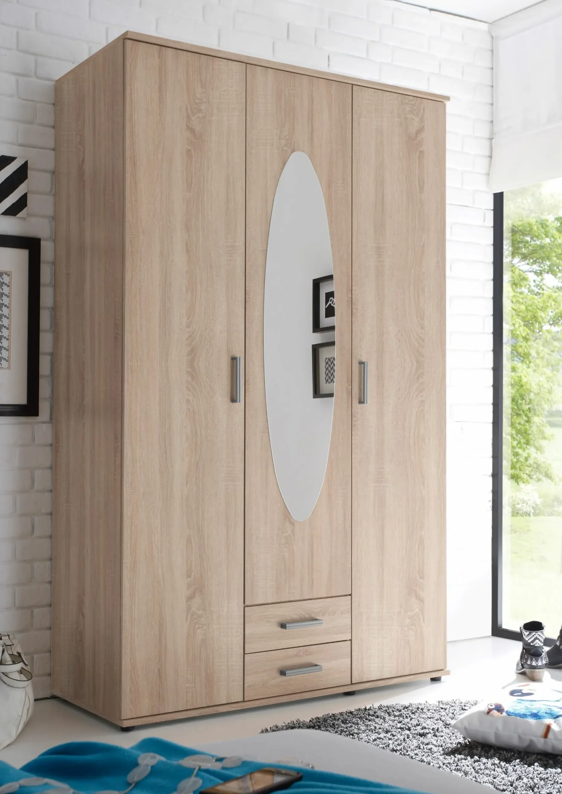 Kleiderschrank, Paul