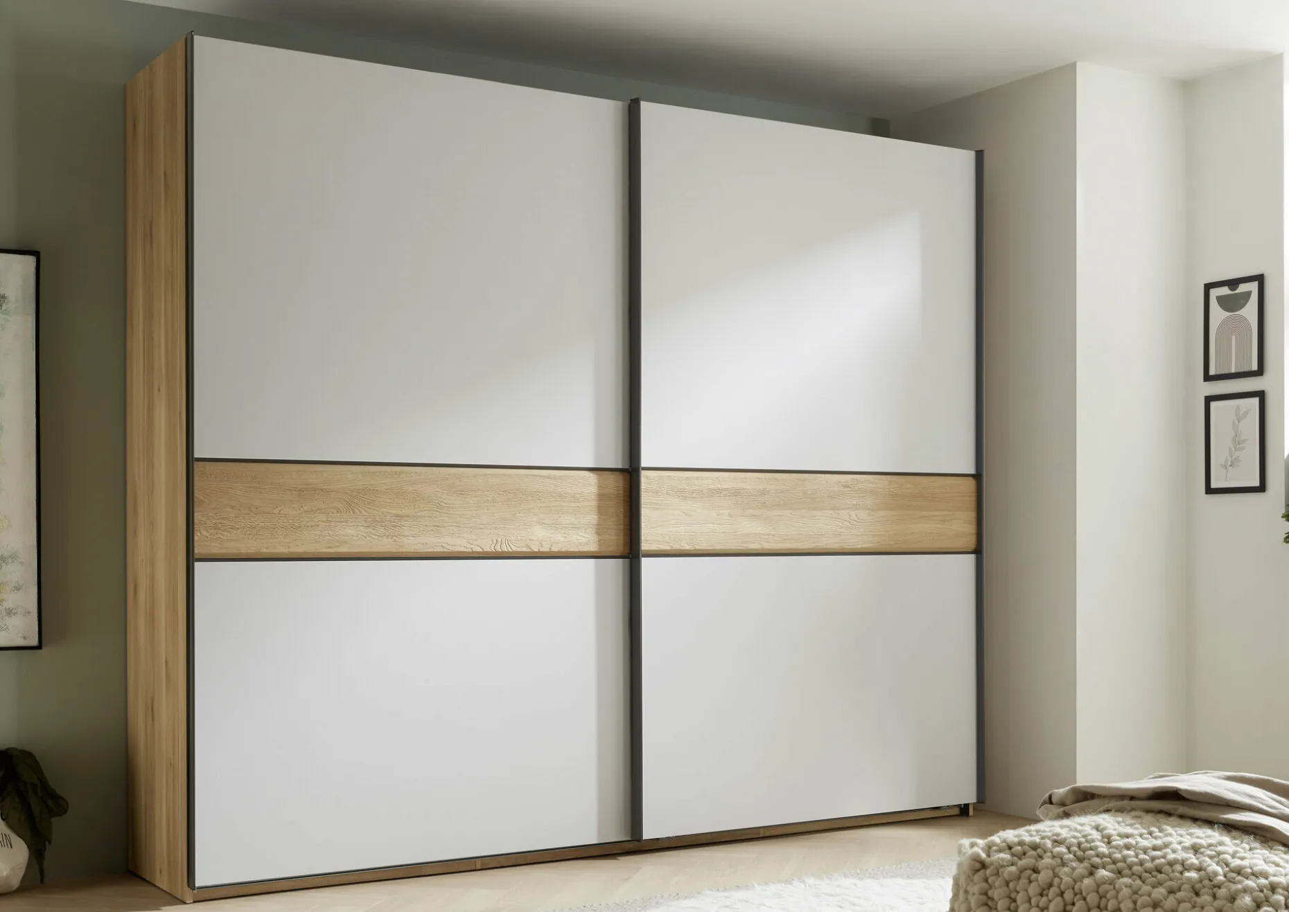 Schwebetürenschrank, Pesina